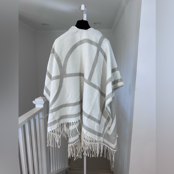 H&M Reversible Poncho Sweater Scarf Neutral Print Fringe Oversized NWT - Picture 9 of 13
